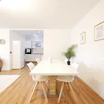 61 M2 Erdgeschosswohnung Mit Eigenem Parkplatz Vorm Haus Apartment *