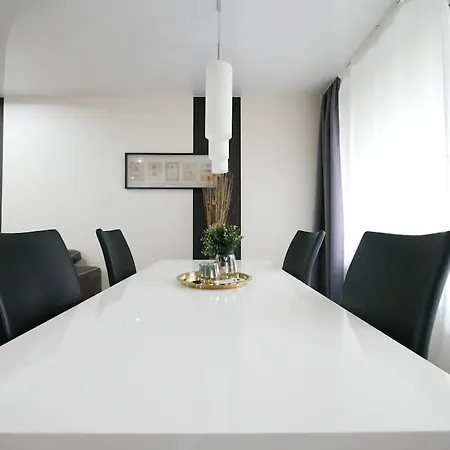 61 M2 Erdgeschosswohnung Mit Eigenem Parkplatz Vorm Haus Lägenhet *