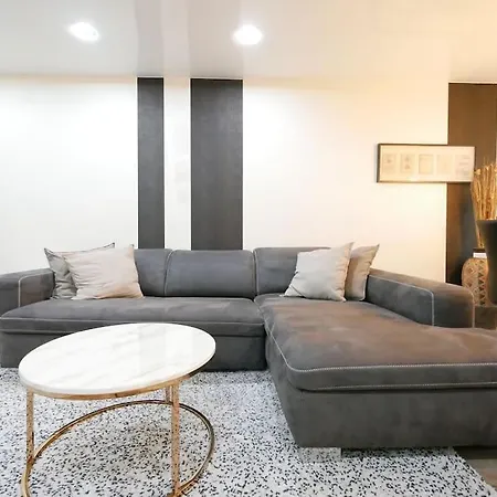 61 M2 Erdgeschosswohnung Mit Eigenem Parkplatz Vorm Haus Lägenhet