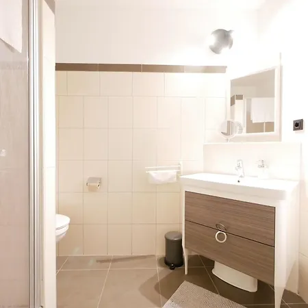 Апартаменты 61 M2 Erdgeschosswohnung Mit Eigenem Parkplatz Vorm Haus
