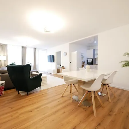 Апартаменты 61 M2 Erdgeschosswohnung Mit Eigenem Parkplatz Vorm Haus *