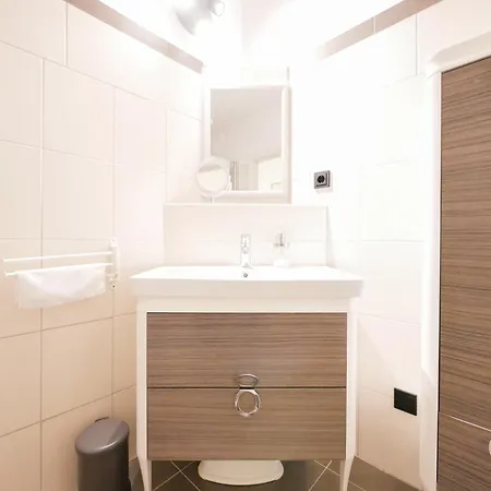 Апартаменты 61 M2 Erdgeschosswohnung Mit Eigenem Parkplatz Vorm Haus